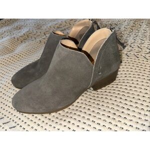 Kenneth Cole Reaction Boots Womens 9.5Side Skip Ankle Bootie Gray Suede Back Zip